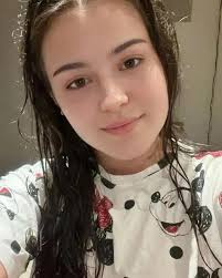 Tagged You in a Post I overlooked again and again in your Pic ! 😳 I can't  believe that you are so simple natural... good looking, in short you're  “gorgeous" my dear