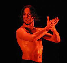 Cortés viajó con esta compañía por muchas ciudades del mundo, bailando en teatros importantes en 1992 crea su propia compañía joaquín cortés ballet flamenco. Vida Del Gran Joaquin Cortes El Rocio Conoce A Los Mejores Bailaores Flamencos Blog De Flamenco El Rocio
