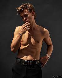 Austin Butler Displays His Gorgeous Shirtless Body - Gay-Male-Celebs.com