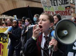 Protesters rallied in sydney to demand urgent climate action from australia's government. Australian Schoolchildren Cut Class To Renew Climate Protest Oceania Gulf News