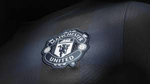 O manchester united de alguns temporadas pra cá, deixou de usar um terceiro uniforme, e para essa temporada, manteve o detalhe quadriculado do home kit no kit reserva, que assim como no anterior, é em preto e azul. Nike Unveils Manchester United Away Kit For 2013 14 Season Nike News