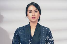 Sejak kau putuskan cinta di malam sesunyi ini hanya titik air mata mengiringmu pada dia yang pertama menyentuh hatimu. Lirik Lagu Kamu Dan Kenangan Maudy Ayunda Ost Habibie Ainun Sonora Id