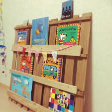 参考にしたい温もりを感じる子どものためのdiy作品 本棚 手作り 絵本 手作り 絵本棚