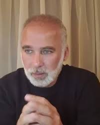 Sugera ca avea o varsta de ordinul. Laurentiu Primo Inicio Facebook