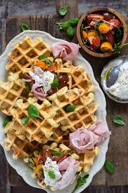 Italia Waffeln Mit Burrata Tomaten Und Prosciutto In 2020 Waffeln Rezept Fruhstuck Unterwegs Lebensmittel Essen