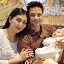 Lucky perdana kemudian memperkenalkan istri barunya kepada netizen yakni lidi brugman. 10 Potret Veronica Istri Lucky Perdana Yang Memesona Bak Barbie
