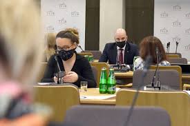 Pod koniec czerwca posłowie zbigniew girzyński, małgorzata janowska i arkadiusz czartoryski ogłosili, że opuszczają klub pis i powołują w sejmie koło wybór polska. Tag Malgorzata Janowska