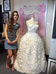 We did not find results for: Total Von Der Rolle 15 Jahrige Bastelt Hochzeitskleid Aus Klopapier