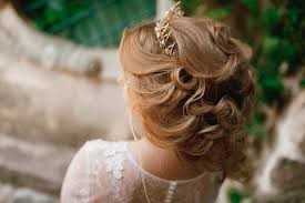 Ich liebe hochzeitskleider sehr, aber finde die farbe weiß schwierig darzustellen. Brautigam Geht Zur Braut Blondine Nahe Dem Gelander Zuruck Kostenlose Foto