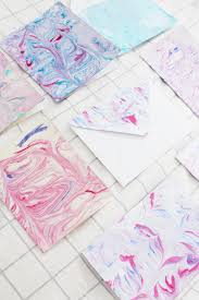 Papier Marmorieren Mit Rasierschaum Einfache Diy Anleitung Marmoriertes Papier Papier Basteln Ideen Papier Gestalten