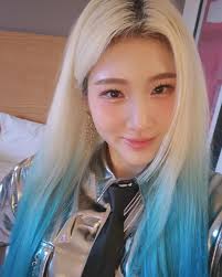 Manon and Lara from KATSEYE group started following Hyunjin