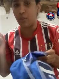 📍Uma moradora de Pindobaçu viralizou nas redes sociais após gravar um  vídeo mostrando o kit escolar entregue pela Prefeitura Municipal. Nas  imagens, ela agradece pela iniciativa e destaca a qualidade dos itens