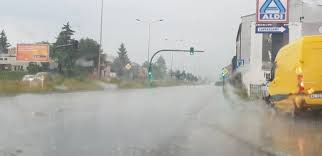 Na ulicach pojawiły się ściany deszczu. Burze W Lodzi Moze Byc Niebezpiecznie Ostrzezenie Meteorologiczne 2 Stopnia Przed Burzami 19 Czerwca Lodz Nasze Miasto