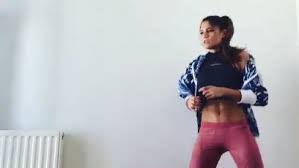 Ωστόσο, η παρουσιάστρια και youtuber, εκτός από. H Mairh Synatsakh Me Koiliakoys Poy Trelainoyn Fwto Pronews