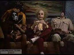 This beetlejuice wedding decor is shrinking my head in amazement | offbeat bride. Gif Horror Movies Beetlejuice