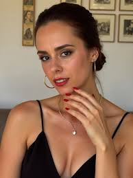 Thomas arrive avec 20 minutes de retard. "Désolé, je devais coucher  Lucas."Notre apéro interrompu toutes les 5 minutes par sa sonnerie"C'est la  nounou…"Il déverrouille son téléphone: 523 photos de son fils de