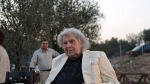 Είναι μία χώρα βόρεια της ελληνικής μακεδονίας, που με την συμφωνία των πρεσπών, έγινε βόρεια μακεδονία, αλλά πέταξε το «βόρεια» όπως και στο πρόσφατο euro 2021 και χρησιμοποιεί το «μακεδονία». Mikhs 8eodwrakhs Gia Antwnh Kalogiannh Einai Poly Adiko Poy Efyge Prwtos Kai Me Afhse Pisw