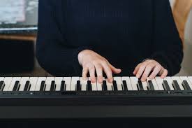 Da ich ausgezogen bin konnte ich mein klavier leider nicht mitnehmen und so steht es jetzt seit. Die Wichtigsten Klavier Akkorde Lernen Superprof