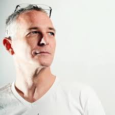 גם מול כפייה דתית, לחץ ציבורי עובד! אתמול פרסמנו כאן הזמנה לטקס סיום קורס  מאבחנים פסיכוטכניים, ששלחה לנו אמא זועמת. בהזמנה נדרשו ההורים, כדי לזכות  להיכנס לטקס, לעמוד בקוד צניעות מטעמים דתיים.