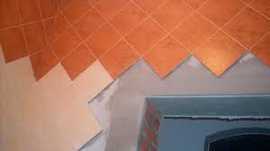 كيفية وضع البلاط في الصورة تصميم الحمام