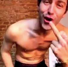 A poche ore dalla diretta è successo di tutto. Vedete Cosa Spunta Da Qui Gf Vip Il Difetto Fisico Di Tommaso Zorzi Alza La T Shirt E Lo Mostra Per La Prima Volta