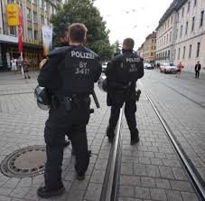Bei der messerattacke sind drei menschen getötet und fünf menschen verletzt worden. Qmgbfz54tjkalm