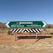Durch die nähe zum geografischen mittelpunkt australiens wird alice springs auch als eingangstor zum australischen outback bezeichnet. Aussie Outback Sign Graffitied With Indigenous Names Sparks Debate Nz Herald