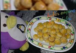 Cemilan ini dibuat dengan membuatnya menjadi emping terlebih dahulu, yaitu biji buah melinjo yang dipipihkan lalu digoreng dan dihalskan. Cara Gampang Membuat Kue Kering Emping Belinjo Gurih Krenyeesss Anti Gagal Kue Kering Com