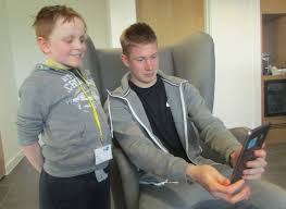 Twin brother of record signing kévin cabral. Kevin De Bruyne Meets Seriously Ill Youngster Michael Hollyhead Manchester Evening News