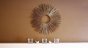 Replika barang sering sekali dapat menjadi barang hiasan yang unik dan tentuny banyak disukai oleh masyarakat. 5 Cara Membuat Hiasan Dinding Sederhana Dekorasi Personal Yang Hemat Biaya