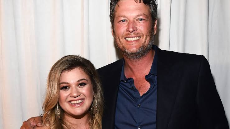 Kelly Clarkson Is Leaning on Blake Shelton Amid Her Divorce From His Manager