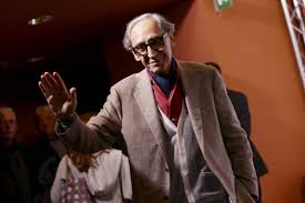 Che fosse malato lo sapevano tutti ma solo pochissimi, che ora si sono chiusi nel dolore e nel pià assoluto riserbo, sanno quale fosse la malattia che affliggeva franco battiato. Franco Battiato E La Malattia I Fan Si Radunano Sotto Casa Sua In Sicilia