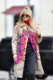 Leni olumni klum follows in her mother's footsteps as she strikes a pose during a photoshoot. Heidi Klum Zeigt Ein Foto Ihrer Kinder Und Bekennt Sich Zum Mundschutz Vogue Germany