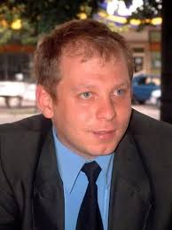 De asemenea, 11 gardieni au fost duşi la spital. DeÈinuÈi De La Penitenciarul Rahova LegaÈi PuÈi In Genunchi Èi BÄtuÈi Libertatea