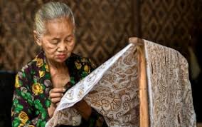 Selain itu, bambu/pring juga mempunyai filosofi mendalam bagi orang jawa, yakni apa saja dalam diri kita haruslah memberikan bedanya dengan batik lain, tumbuhan yang digambar disusun rapi dan simetris. Batik Motif Pring Sedapur