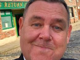 Coronation Street star 'couldn't be happier' as he signs new contract with  ITV soap