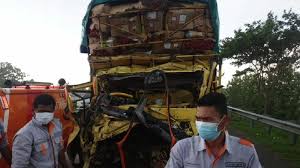 Berapa gaji sopir expedisi gaji sopir terbaru 2020 gaji sopir truck gaji sopir truck cabe gaji sopir expedisi terbaru 2020 gaji. Truk Pengangkut Cabai Tabrak Fuso Di Tol Cipali Subang 2 Orang Tewas