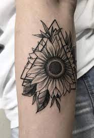 Geometric Sunflower Tattoo C Tattoo Artist Bruna Bianculli Tattoodesigns Sunflower Tattoos Sunflower Tattoo Shoulder Tattoo Sunflower