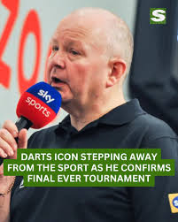 World No.1 Luke Humphries with a perfect response to a darts fan who  claimed he's "past his prime" 🤣