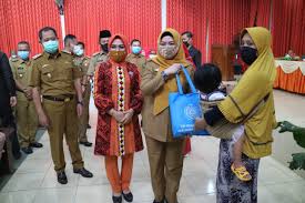 Posyandu purnama (warna hijau) posyandu pada tingkat purnama adalah posyandu yang intervensinya adalah pembinaan dana sehat, yaitu diarahkan agar dana sehat tersebut. Bupati Tanggamus Dewi Handajani Melaunching Penyerahan Bantuan Dana Operasional Bagi Posyandu Balita Dan Lansia Medinaslampungnews