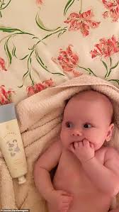 Jessica Hart Reveals Daughter Baby Rae Loves Bathtime As She Shares Adorable New Photos Aktuelle Boulevard Nachrichten Und Fotogalerien Zu Stars Sternchen