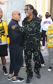 Reaffirming that baggy trousers are the way forward, rocky looks like he's come straight from venice beach skate park. Vosk Znecisteni Casovy Usek Asap Rocky Vans Old Skool Yellow Laces Jamievanhorne Com