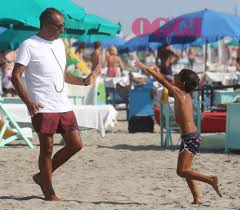 Avete mai visto matteo, il figlio di carlo conti? Carlo Conti Con Moglie E Figlio Ultimo Mare In Famiglia Foto Esclusive Gossip