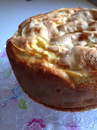 Sembra una ricetta semplicissima e velocissima ma quando si passa dalla teoria alla pratica, le cose stanno diversamente e quella che è considerata la ricetta base della cucina italiana può diventare un incubo. Torta Di Mele Soffice Cookthelook