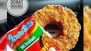 Haiiiiiii hari ini aku bikin makanan yg lg viral di instagram, karna aku penasaran rasanya enak ga sihhh???? Resep Indomie Goreng Donat Yang Lagi Viral