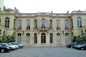 L Hotel De Matignon Construit Par Jean Courtonne En 1722 Est La Residence Du Premier Ministre Depuis Quinze Ans L Ensemble De L Edifice Edifice Construire Et Projet