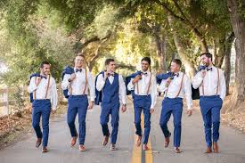 Garcons D Honneur Poser Dapper Bleu Marine Costume Avec Des Chaussures Marron Et Les Porte Garcons D Honneur Mariage Tenue Mariage Homme Tenue Mariage Garcon