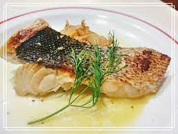 お魚 スズキ 鱸のポワレ サフランソース food sweets そら のレシピです 春の１品 ハーブオイルと白ワインに漬け込んだ鱸を蒸し焼きにして サフランを加えた黄色のソースを添えました 材料 スズキ 白ワイン ココナッツ レシピ 料理 レシピ ソースのレシピ