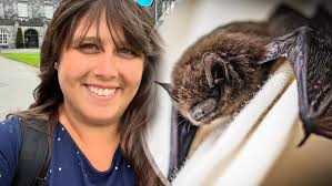 Vleermuis vliegt in mond toeriste