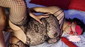 目隠しをした妊娠中のボンデージ、縛られた手は口の中で絶頂で非常にハードな性交を受け取ります